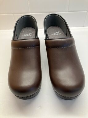 (NWOT) DANSKO sz 39 leather clogs in chocolate brown